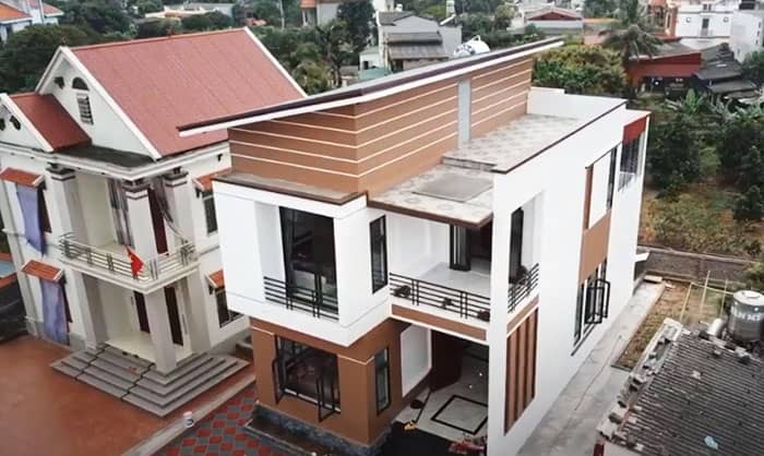 Hiên nhà đẹp mái chéo lắp lan can sắt màu đen sang