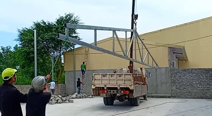 Lam mái tôn nhà xưởng to thuê cẩu ô tô