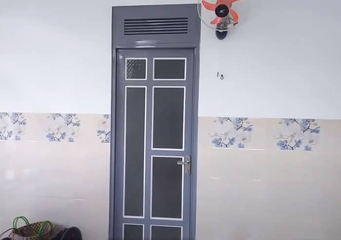 Lắp đặt cửa sắt kính 1 cánh cho nhà vệ sinh