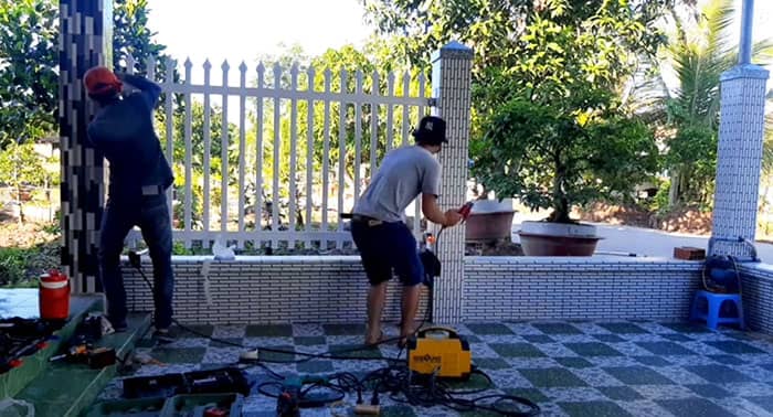 Cách lắp đặt khung sắt hàng rào cho nhà ở