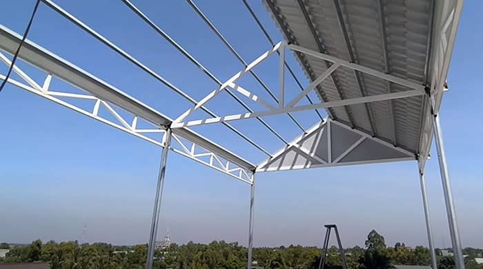 Lắp dựng các chi tiết mái tôn hiện đại