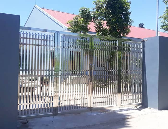 Mẫu cổng 4 cánh đan thẳng hộp inox đơn giản