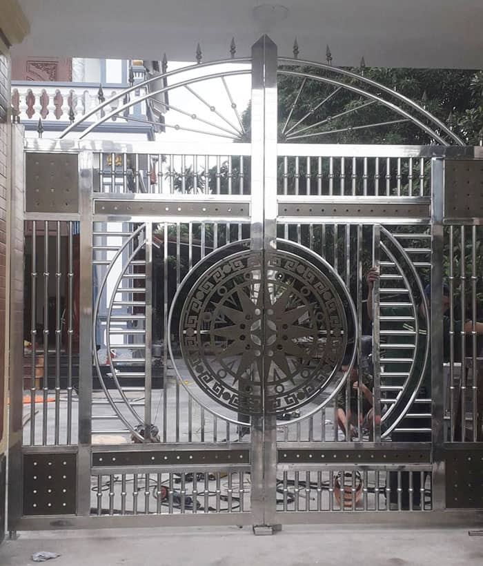 Mẫu cổng inox 2 cánh họa tiết hoa văn đẹp bắt mắt