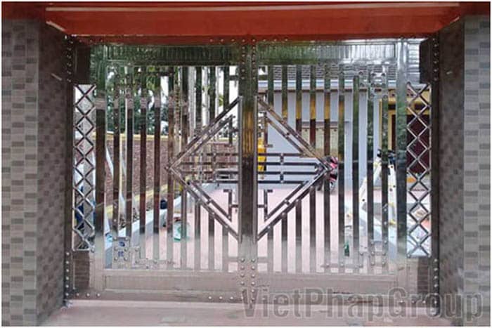 Mẫu cổng inox 2 cánh đẹp chữ thọ cách điệu hình thoi duyên dáng