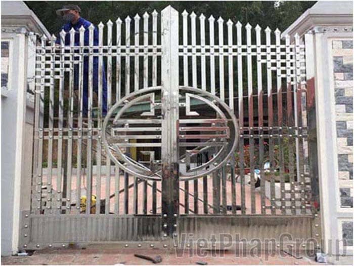 Mẫu cổng inox đầu mũi mác an toàn sang trọng