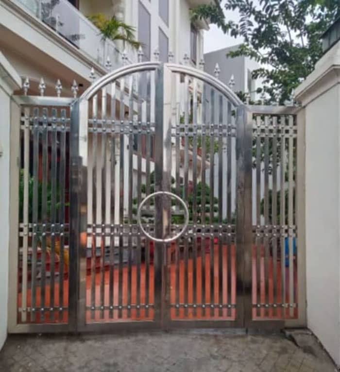 Mẫu cổng inox uốn cong đỉnh 4 cánh đẹp sang trọng