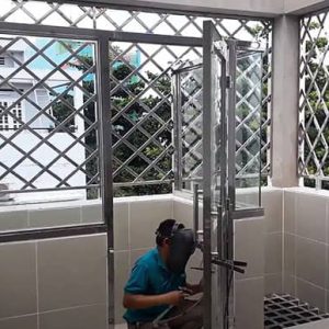 Mẫu cửa đi inox 1 cánh trên tum chắc chắn