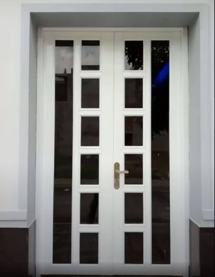 Mẫu cửa sắt kính cường lực mặt tiền 2 cánh đẹp sang trọng