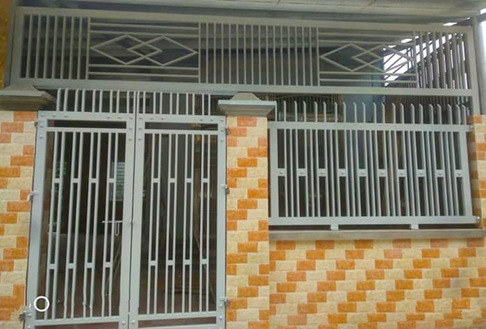 Mẫu hàng rào sắt làm cao lên trần màu ghi sáng