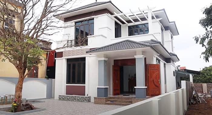 Mẫu hiên nhà đẹp lắp lan can sắt đẹp ấn tượng