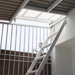 Mẫu cầu thang sắt lên mái có cánh mở trượt đẹp