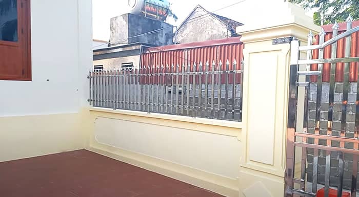 Mẫu tường rào cổng ngõ đẹp bằng inox sáng bóng hiện đại