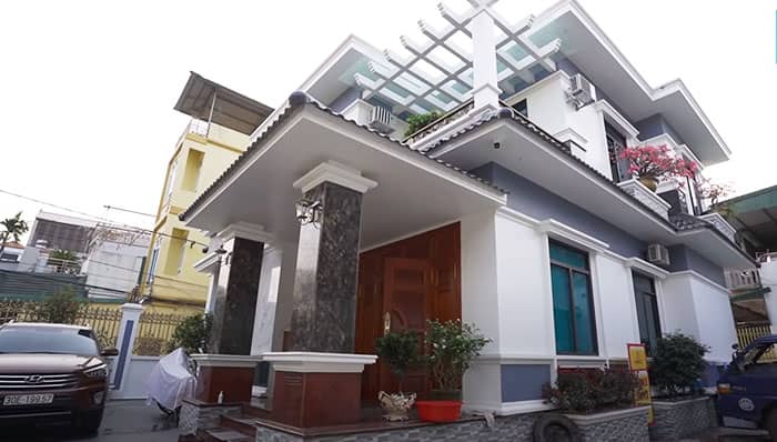 Nhà sang trọng kết hợp mái kính cường lực trắng trong đẹp