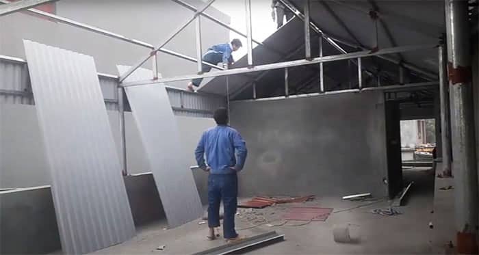 Thuê làm mái tôn sân thượng chi phí giá rẻ