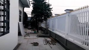 Trang trí hàng rào bằng sắt hộp sơn trắng và vàng đẹp