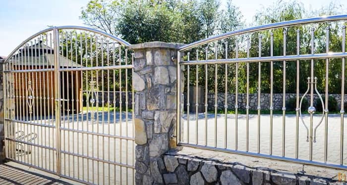 Mẫu hàng rào đẹp và an toàn inox cho nhà hiện đại