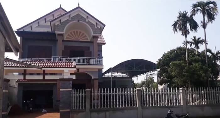 Khung mái tôn đẹp trước nhà của gia chủ