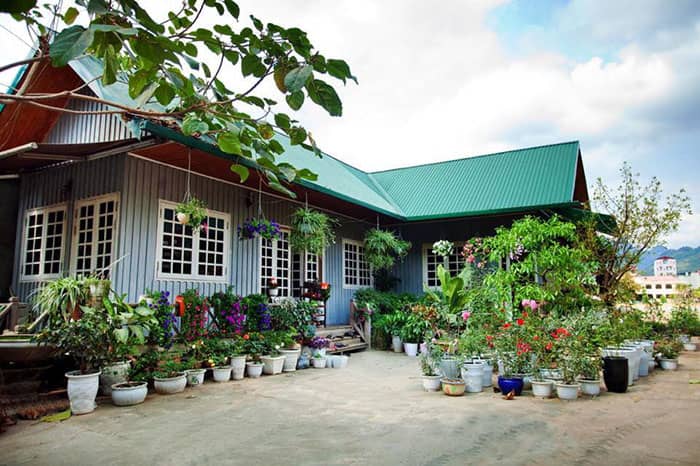 Mẫu nhà vườn mái tôn đẹp nổi bật