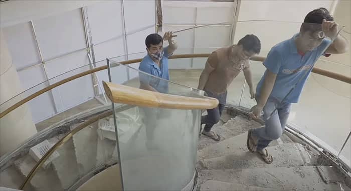 Cách làm cầu thang kính cong chuẩn kỹ thuật