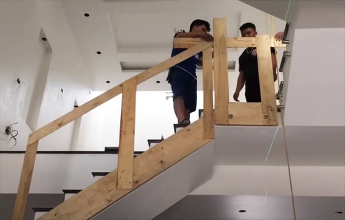 Cách làm lan can cầu thang kính bắt pass inox sườn