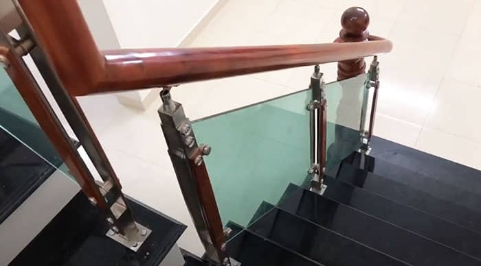 Cầu thang kính cường lực 10ly xanh lá sang trọng