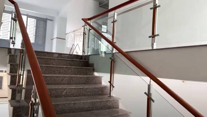 Mẫu cầu thang kính cường lực hiện đại cho biệt thự showroom