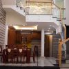 Mẫu cầu thang kính tay vịn gỗ nhà đẹp được khách hàng yêu thích nhất