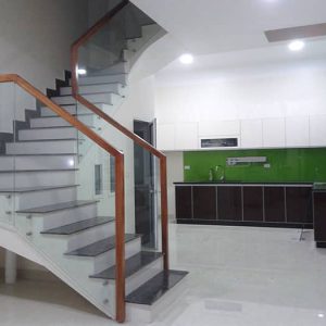 Mẫu cầu thang kính tay vịn gỗ vuông lắp tại hà nội đẹp