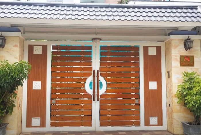 Cửa cổng sắt 2 cánh ốp gỗ bắt bản lề cối xoay đóng mở nhẹ nhàng