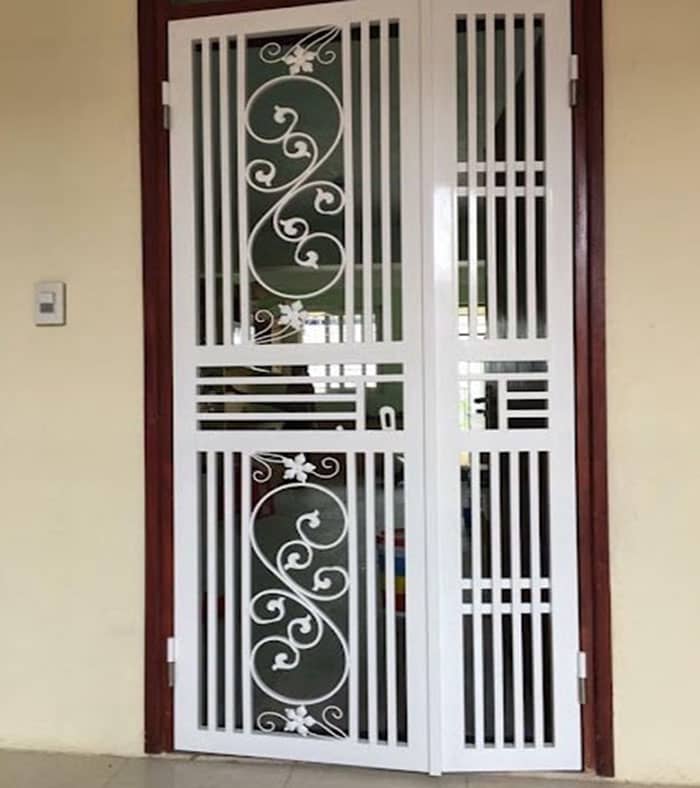 Cửa sắt chung cư 2 cánh hoa văn nghệ thuật đẹp