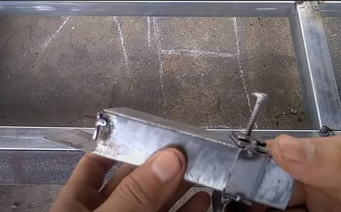 Cách lảm cữ vào bản lề cửa sắt nhanh và chuẩn nhất