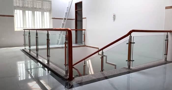 Lắp đặt lan can cầu thang kính tầng 2 đẹp cho gia chủ