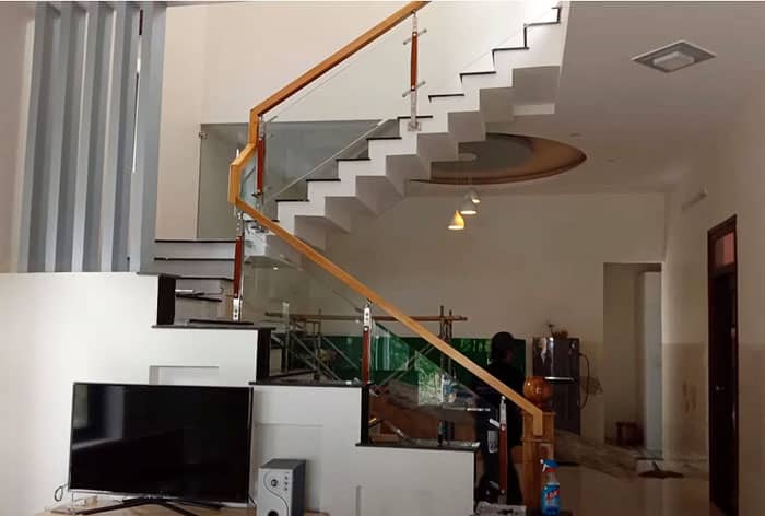 Mẫu lan can cầu thang kính cường lực nhà phố đẹp nhất