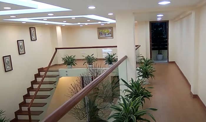Mẫu lan can kính cầu thang tay gỗ trong nhà đẹp nhất quả đất