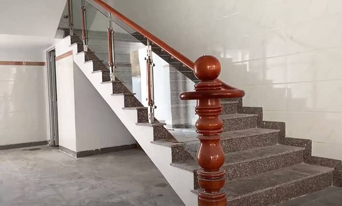 Làm mẫu cầu thang gỗ gõ đỏ kính cường lực sang trọng cho nhà đẹp