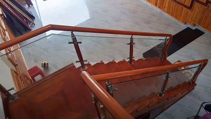 Việt Pháp lắp đặt mẫu cầu thang kính đẹp cho chủ nhà
