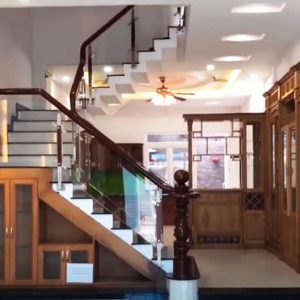 Thi công mẫu cầu thang kính tay vịn gỗ lim sang trọng cho biệt thự
