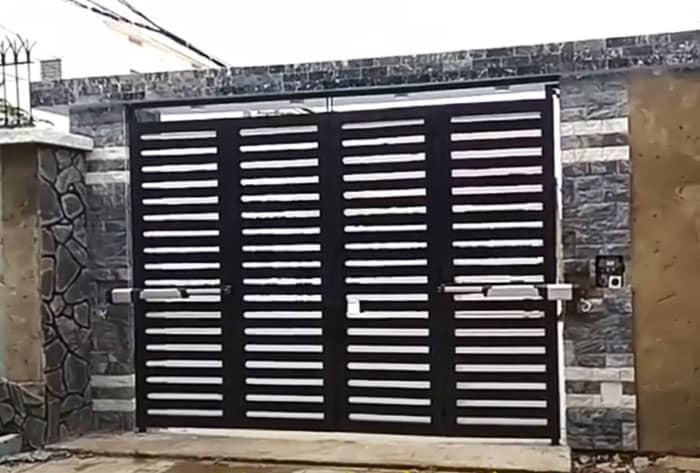 Mẫu cổng 4 cánh sắt sơn tĩnh điện dùng motor