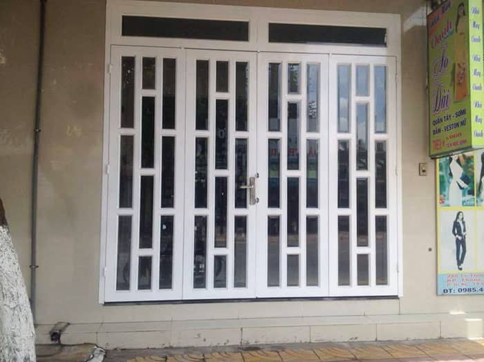 Mẫu cửa 4 cánh sắt kết hợp kính giúp lấy sáng và tạo độ kín tốt