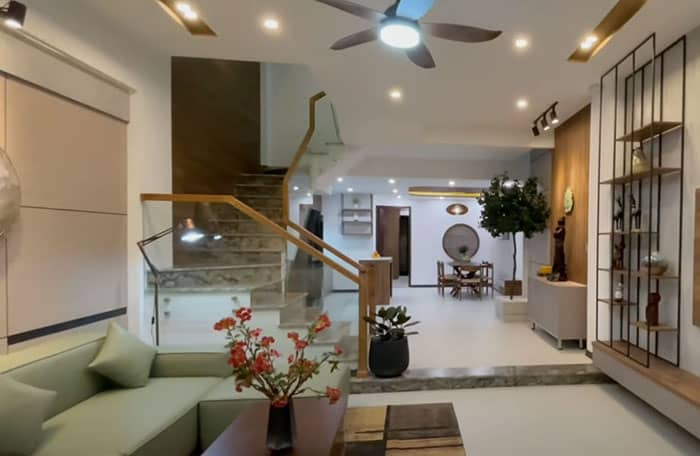 Mẫu cầu thang kính dạng lan can áp má sườn