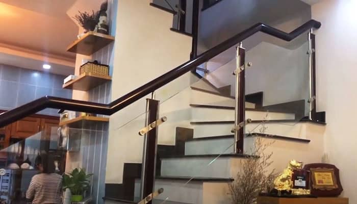 Mẫu lan can cầu thang kính tay vịn gỗ màu đen đẹp