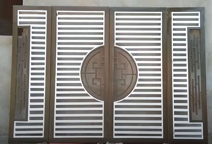 Tập kết cửa sắt tại công trình trước khi lắp đặt