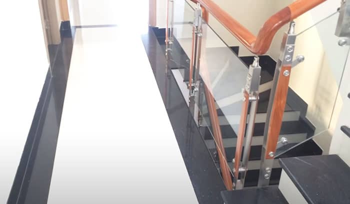 Mẫu tay vịn cầu thang kính bằng gỗ camse đẹp được chủ nhà rất thích