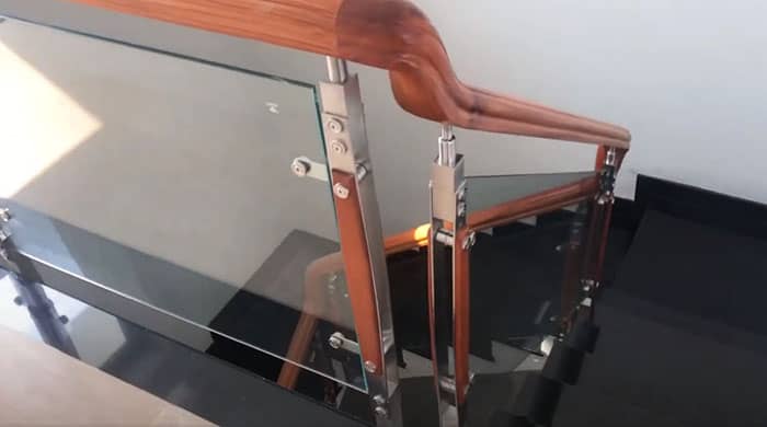 Mẫu tay gỗ cầu thang kính hiện đại sang trọng