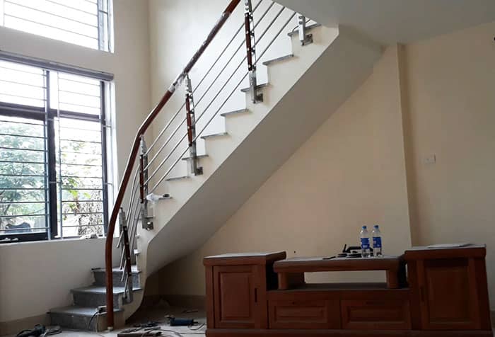 Làm cầu thang tay nhựa gỗ nhạt tại Định Công, Hà Nội suốt inox đẹp