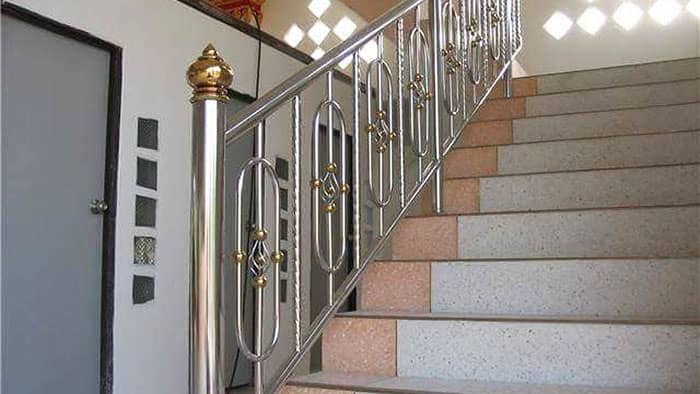Lan can trụ inox làm cầu thang hoa văn đẹp ấn tượng