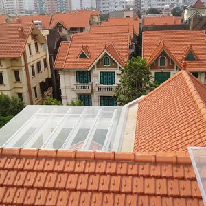 Mái kính cường lực sân thượng màu trắng sang trọng cho gia chủ
