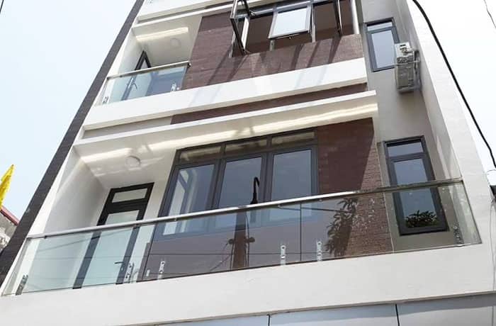 Lắp đặt mẫu ban công kính cường lực đơn giản đẹp