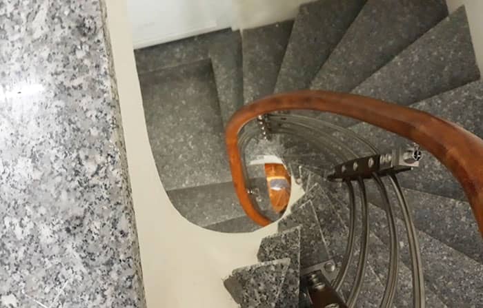 Cung cấp và làm các mẫu cầu thang thanh ống inox tròn tay nhựa giả gỗ xoắn cong chắc chắn