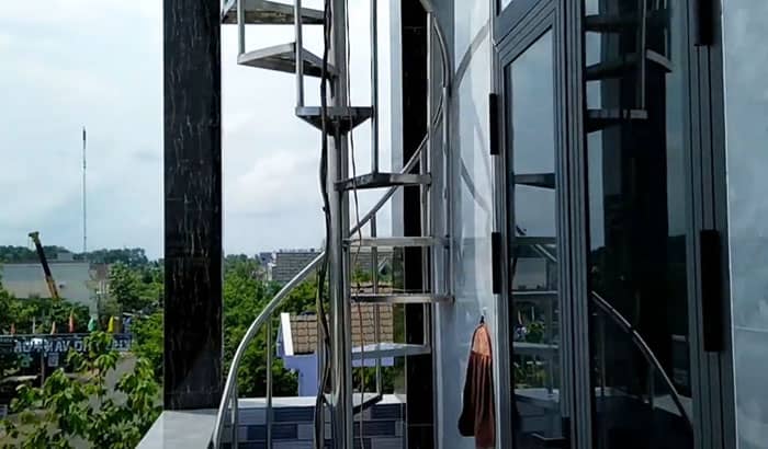 Lắp đặt mẫu cầu thang xoắn inox 304 ngoài trời bền đẹp mãi với thời gian